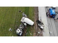 Çanakkale’de karşı şeride geçen beton mikseri ticari araca çarptı: 1 ölü