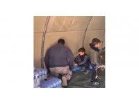 Depremzede minikler çadır kuran asker abilerine yardım etti