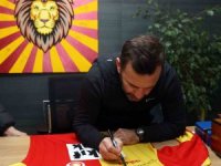 Okan Buruk, formalarını depremzedeler için bağışladı