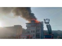 Trabzon’un Araklı ilçesinde 5 katlı evin çatısı alevlere teslim oldu