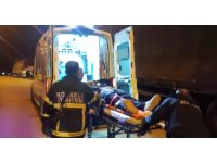 Park halindeki tıra çarptı, yaralanan arkadaşını araçta bırakıp kaçtı