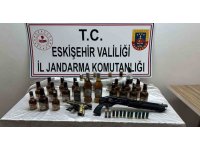 20 şişe kaçak içki ve silahla yakalandı