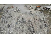 Depremde yıkılan binaların binlerce tonluk enkazı şehir dışına taşınıyor