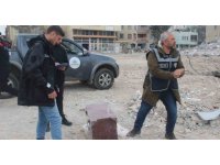 Enkazdan çıkan değerli eşyalar emniyete götürülüyor