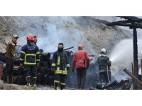 Alevlere teslim olan iki katlı bina küle döndü