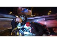 Refüje çarpan otomobil takla attı: 2 yaralı