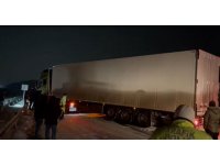 Ardahan’da kar yağışı nedeniyle kayan tır yolu kapattı