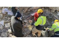 Enkazda bulunan para dolu banka kasası yetkililere teslim edildi