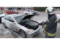 Seyir halindeki otomobilde yangın çıktı