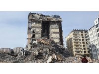 Yengesi secde eder halde enkazdan çıkarıldı