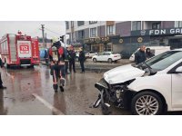 İtfaiyeye çarpan aracı sırtlarında tüplerle ittiler