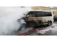 Seyir halindeki ticari araç, alev topuna döndü