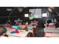 Deprem bölgesinde eğitim çadırda başladı