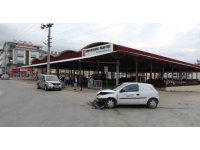 Hafif ticari araç ile otomobil çarpıştı: 1 yaralı
