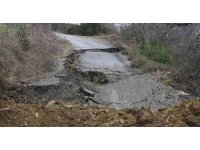 Yakakent’te heyelan nedeniyle yol trafiğe kapandı