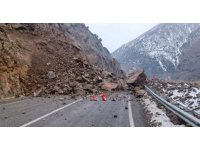 Aynı güzergahta 1 saat arayla yaşanan ikinci heyelan kamerada