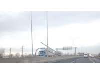 Damperi açılan kamyon direği devirdi