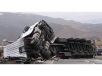 Metrelerce sürüklenen tır bariyerleri biçti: 1 yaralı