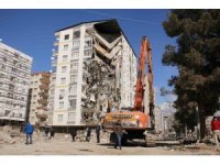 Diyarbakır’da ağır hasarlı binanın yıkımına başlandı