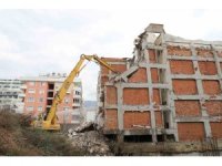 Alanya Belediyesi kent genelindeki riskli binaları yıkıyor