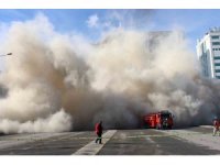 Depremde ağır hasar gören bina yıkılıyor, toz bulutu etrafı kapladı