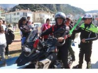 Fethiye emniyeti depremzede çocuklar için eğlence düzenledi