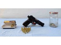 Ruhsatsız tabanca ve uyuşturucu ele geçirildi