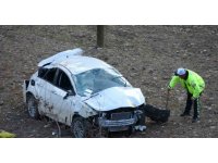 Çarpışan otomobiller uçuruma düştü: 2 ölü, 1 yaralı