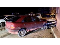Polisten kaçan sürücü park halindeki milyonluk otomobile çarptı