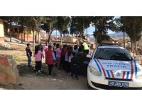 Sarıgöl jandarmasından iki mahallede trafik eğitimi