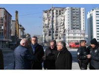 Başkan Büyükkılıç, ağır hasarlı binadaki yıkım çalışmalarını inceledi