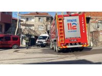 Gecekonduda çıkan yangında 2 kişi dumandan etkilendi