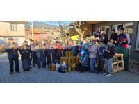 Kendi ürettikleri zeytinyağlarını depremzedelere gönderdiler
