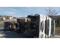 Viraja hızlı giren tır devrildi, sürücüsü yaralandı
