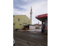 Büyükşehir Sarız’da hasarlı minareyi sorunsuz şekilde yıktı