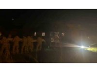 Mehmetçik vatandaşlara yardım malzemesi ulaştırmaya devam ediyor