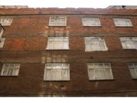 Çoğu 1980’lerde ateş tuğla ile yapılan evler depremde ayakta kaldı