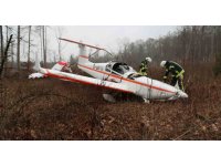 Almanya’da küçük uçak, ormanlık alana zorunlu iniş yaptı