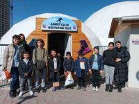 Depremzede çocuklar buz pateni pistinde