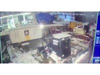 Deprem anı kameralara böyle yansıdı