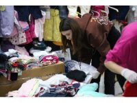 Edremit’te depremzedeler için yardımlar devam ediyor