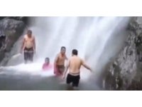 Şelaleye giren ailenin üzerine ağaç düştü: 1 ölü, 4 yaralı