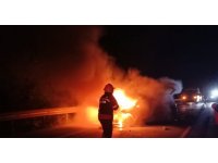 Kaza yapan araç alev topuna döndü