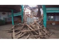 Depremde 1886’da yapılan cami de hasar aldı