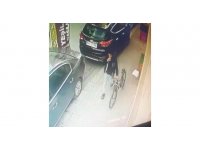 Bisikleti kimseye aldırış etmeden çaldı