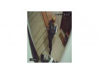 Antalya’da çamaşır ve ayakkabı hırsızı kadınlar kamerada