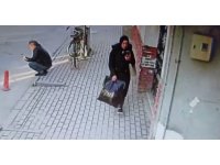 Yardım görevlisinin çantasını çalan kadın kameraya yansıdı