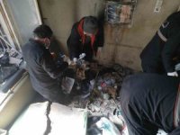 Çöp eve dönüşen daireden 10 kamyon çöp çıktı