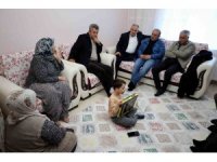 Başkan Öztürk depremzede aileleri ziyaret etti