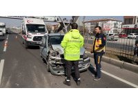 Aksaray’da otomobil kamyonete arkadan çarptı: 3 yaralı